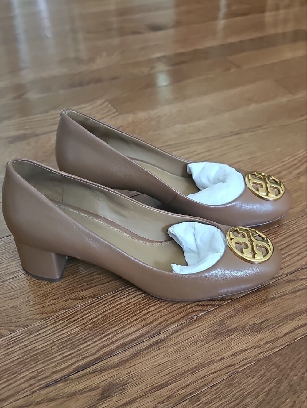 Tory Burch Tan Leather Round-Toe Pumps with Gold Logo Medallion - Picture 8 of 8
